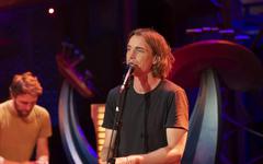 Ben Mazué envoûte la scène du Virgin Radio Live à Disneyland Paris ! (VIDEOS)