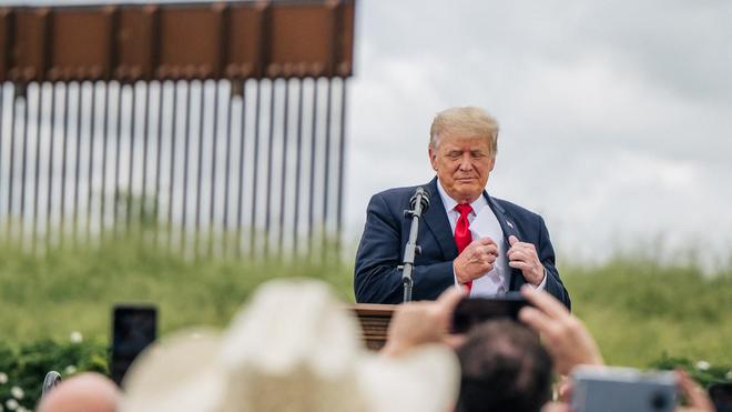 À la frontière mexicaine, Donald Trump sort de sa retraite médiatique et s’en prend à l’immigration