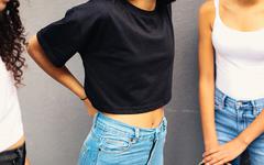 Crop top, de l'interdit implicite au symbole sexuel