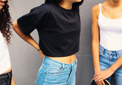 Crop top, de l'interdit implicite au symbole sexuel