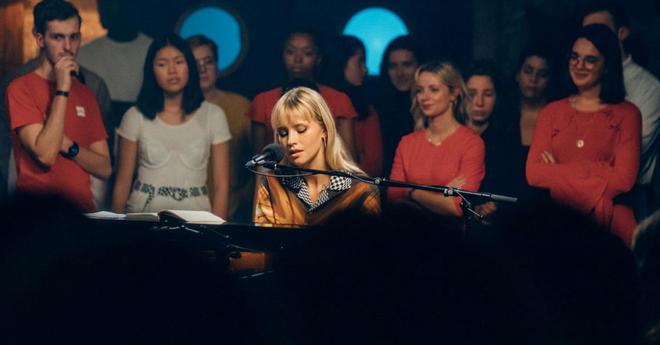 Angèle reprend le titre It's My Life, regardez sa prestation à la maison (VIDEO)