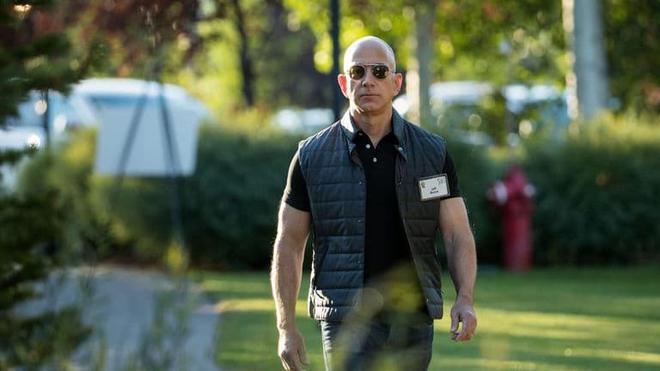 Tourisme spatial: après Richard Branson, le patron d'Amazon Jeff Bezos s'envole à son tour ce mardi