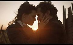 La sortie du film « Eiffel » avec Romain Duris et Emma Mackey reporté au 13 octobre