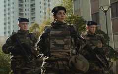 Leïla Bekhti est militaire de l'opération Sentinelle dans la bande-annonce de La Troisième Guerre