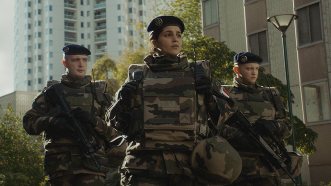 Leïla Bekhti est militaire de l'opération Sentinelle dans la bande-annonce de La Troisième Guerre