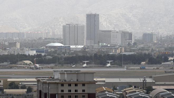 EN DIRECT - Afghanistan : attaque de roquettes à l'aéroport de Kaboul, les évacuations maintenues