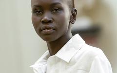 Comment Alek Wek a révolutionné la mode en jetant sa perruque blonde en plein défilé Betsey Johnson