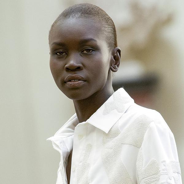 Comment Alek Wek a révolutionné la mode en jetant sa perruque blonde en plein défilé Betsey Johnson