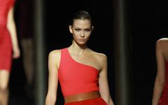 “Loves Brings Love” : 40 créateurs rendront hommage à Alber Elbaz lors de la Fashion Week de Paris