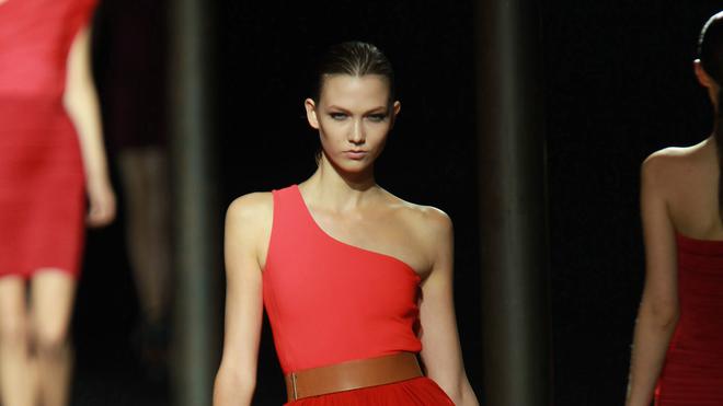 “Loves Brings Love” : 40 créateurs rendront hommage à Alber Elbaz lors de la Fashion Week de Paris