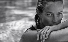 Thé sencha, ashwagandha et chocolat : les meilleurs conseils de Carolyn Murphy pour une peau healthy