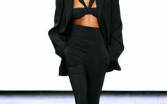 Fashion Week de Londres : le premier défilé de Nensi Dojoka