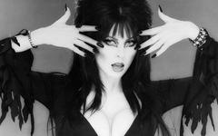 Elvira : on vous présente la maîtresse des ténèbres qui vient d’annoncer sa relation lesbienne