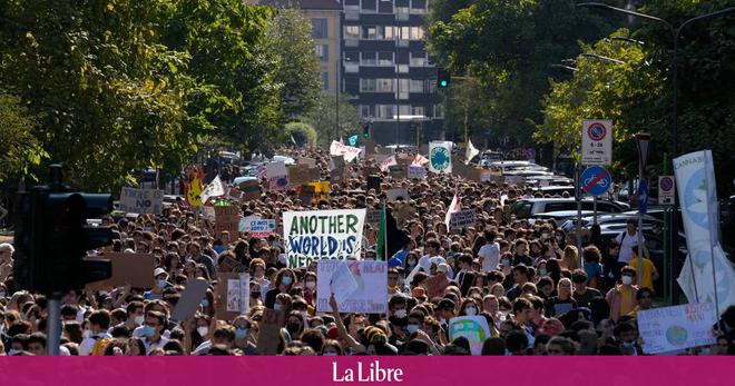 "Il fait moins chaud en enfer": les jeunes défilent pour le climat à Milan derrière Greta Thunberg