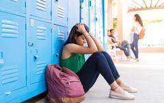 Royaume-Uni : un père pétitionne pour la reconnaissance des douleurs menstruelles à l'école