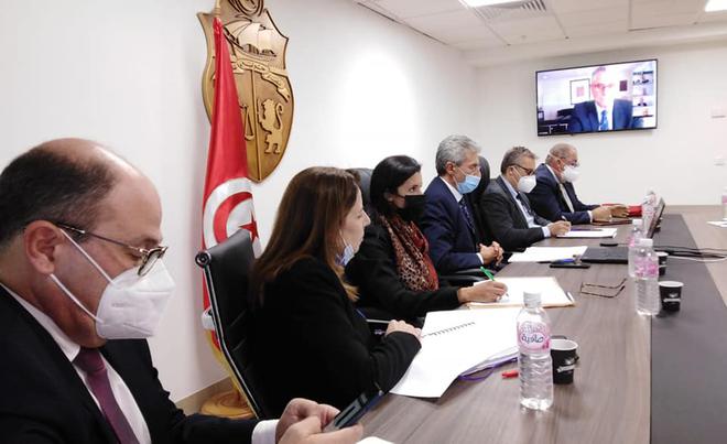 Tunisie : Le ministre de l’Economie expose les priorités en matière de réformes lors d’une visioconférence avec Farid Belhaj