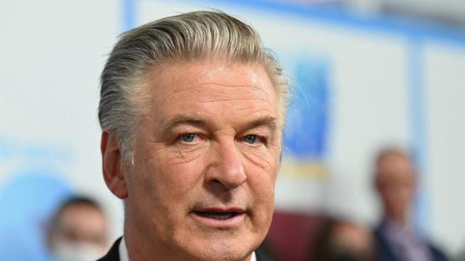 Tir mortel d'Alec Baldwin : les appels à bannir les armes sur les tournages se multiplient
