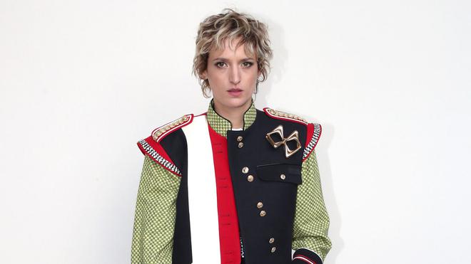 Vidéo : Agathe Rousselle se prépare pour le défilé Louis Vuitton