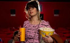 Panoplie mode : dans le vestiaire coloré d'Alice Bassi de la série " Guide astrologique des coeurs brisés "