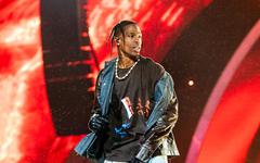 Travis Scott et Drake poursuivis en justice suite au festival Astroworld qui a causé 8 morts