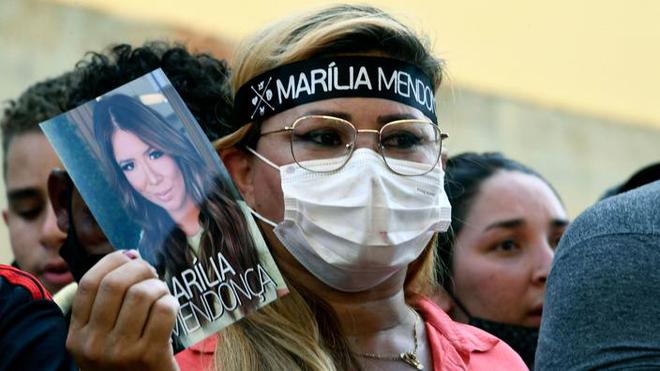 Brésil : une foule immense réunie en hommage à la chanteuse Marilia Mendonça, décédée à 26 ans