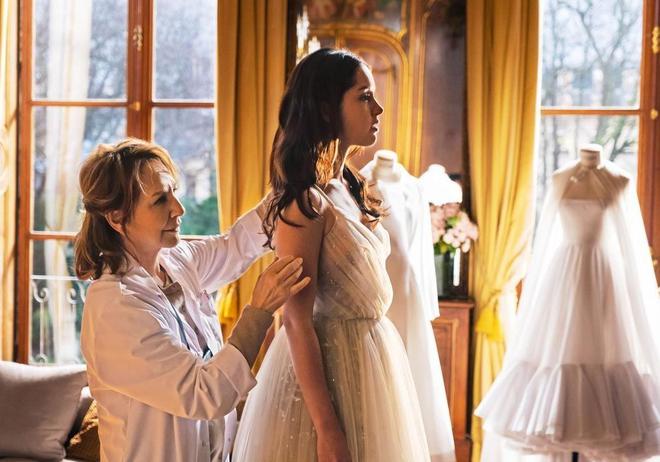 Haute Couture : Nathalie Baye et Lyna Khoudri, un duo sur-mesure