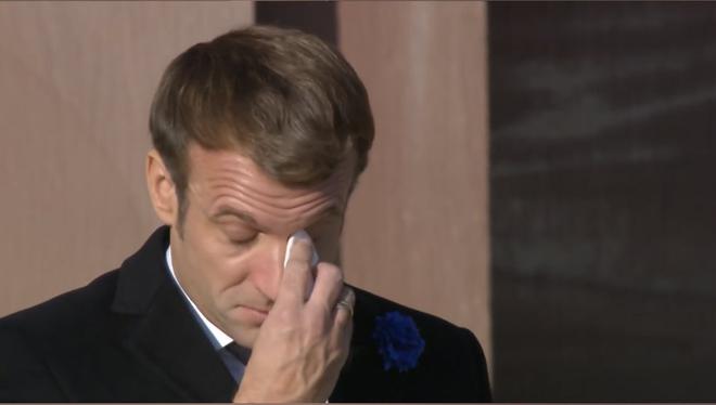 Poignant : les larmes de Macron à l'inhumation d'Hubert Germain