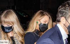 PHOTOS – Blake Lively captivante à New York aux côtés de son mari Ryan Reynolds et Taylor Swift
