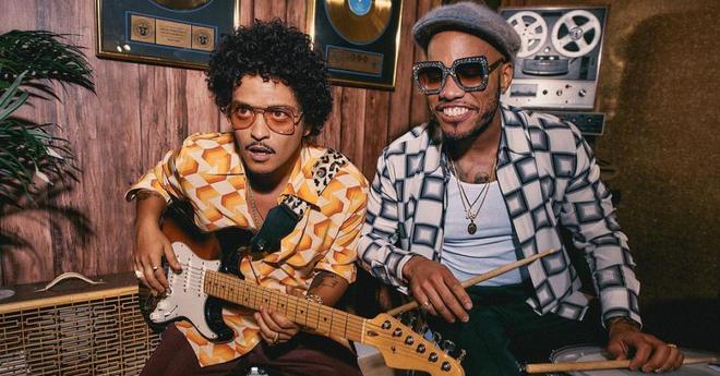 Bruno Mars : Silk Sonic interprète Fly As Me et Smockin' Out the Window en live (VIDEO)