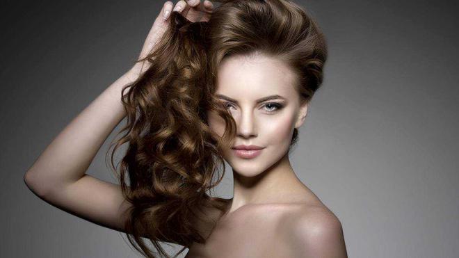 Donnez du volume à vos cheveux : 7 astuces magiques pour des résultats rapides !
