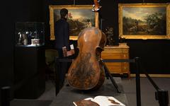 Un ancêtre du violoncelle, unique vestige de la musique de Louis XIV à Versailles, mis aux enchères à Neuilly