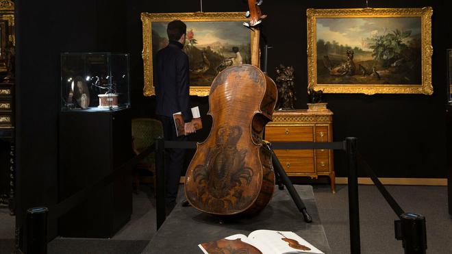 Un ancêtre du violoncelle, unique vestige de la musique de Louis XIV à Versailles, mis aux enchères à Neuilly