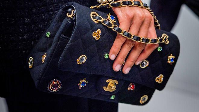 Tous les accessoires Chanel Métiers d'Art qui nous ont tapés dans l'œil (et qu'on rêverait de porter un jour)