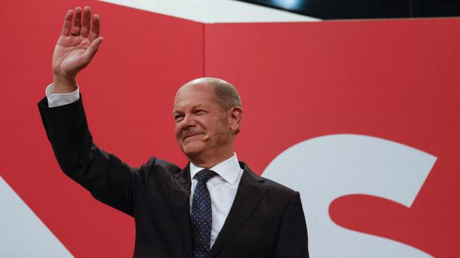 Allemagne : après 16 ans au pouvoir, Angela Merkel cède sa place à Olaf Scholz