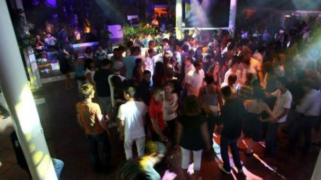 Discothèques, évènementiel, traiteurs : un accompagnement spécifique et des aides «maintenues», assure Macron