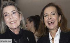 PHOTOS – Caroline de Monaco et Carole Bouquet stylées et très complices chez Chanel