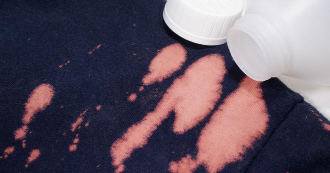 Comment enlever une tache de javel ? 4 astuces efficaces et certifiées sans produit chimique.