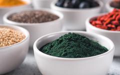 Spiruline, curcuma, cacao : voici la liste des 12 super aliments à avoir dans son placard