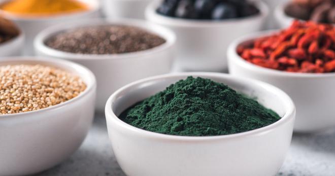 Spiruline, curcuma, cacao : voici la liste des 12 super aliments à avoir dans son placard