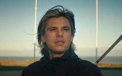 Orelsan replonge dans ses souvenirs de jeunesse dans le clip touchant "Jour Meilleur"