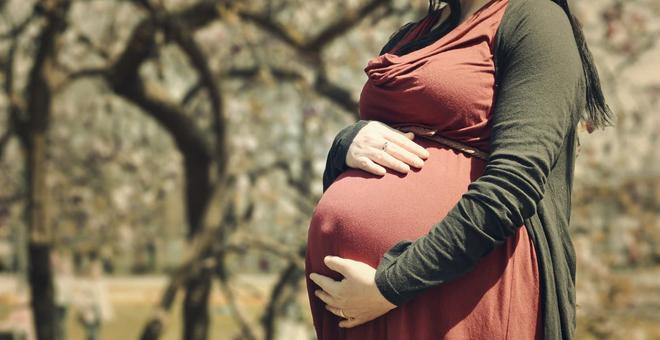 Coloration capillaire : un risque pour les femmes enceintes ?