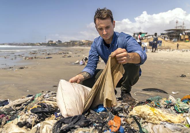 Hugo Clément sur les traces des habits déposés à la benne