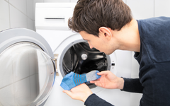 Vos chaussettes disparaissent à la machine ? Voici 5 astuces pour ne plus les perdre.