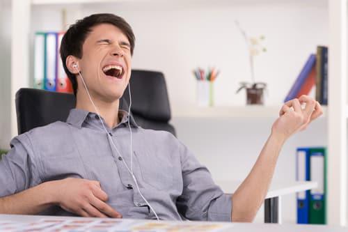 Écouter de la musique au travail : bien ou mal ?