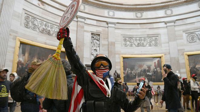 «L’ambiance était hystérique» : il y a un an, des pro-Trump faisaient vaciller l’Amérique en envahissant le Capitole
