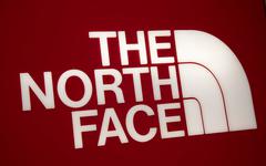 The North Face lance une ligne de vêtements en collaboration avec l’artiste contemporain KAWS