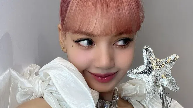 Lisa porte un article de la marque du frère de Jungkook, provoquant une rupture de stock