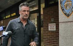 L'acteur Alec Baldwin a remis à la police son téléphone portable dans le cadre de l'enquête sur la mort d'une cinéaste sur le tournage de «Rust»