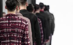 A Paris, dernier défilé pour le designer Virgil Abloh lors de la Fashion week