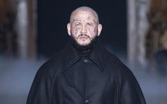 Seth Gueko défile en tenue de prêtre pour la Fashion Week